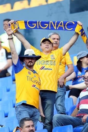 La afición felina puso el colorido en las tribunas del Uni previo al partido entre Tigres y Puebla.