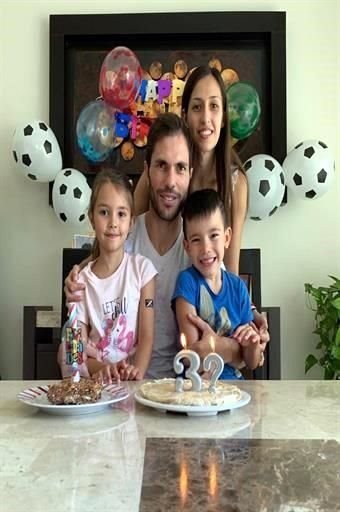 José María Basanta fue festejado ayer por su familia, al cumplir 36 años: Su hija regia Isabela, su junior José María y su esposa Cecilia.