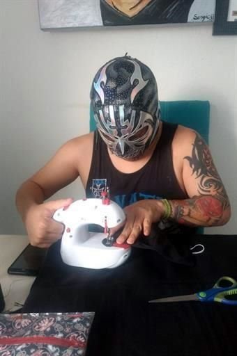 La necesidad por falta de funciones de lucha libre obligó a Mini Difunto a vender cubrebocas.