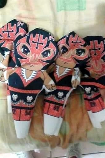 Mini Difunto hace productos oficiales para los luchadores como llaveros, monos, almohadas, mariconeras y ahora, pues muchos tapabocas.