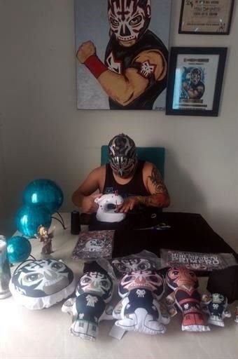 El pequeño gladiador recibe pedidos en el 8111-653808.