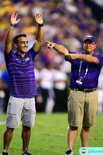 Juan Manuel Celaya es felicitado por el técnico Doug Shaffe en el Estadio de la LSU en Estados Unidos, donde estudia gracias a la beca deportiva por sus logros.