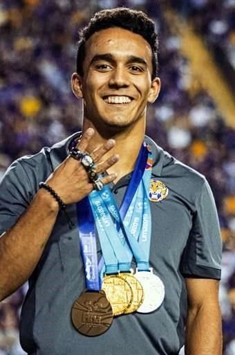 El clavadista regimontano muestra sus medallas ganadas en los Juegos Panamericanos Lima 2019.