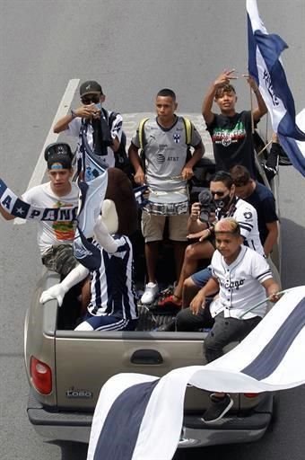 Algunos fans se reunieron en camionetas para participar en la caravana.