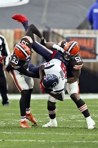 Nick Chubb regresó de la lista de reservas y anotó un touchdown al arranque del cuarto periodo y los Browns se sobrepusieron al mal clima para ganar 10-7 a los Texans de Houston.