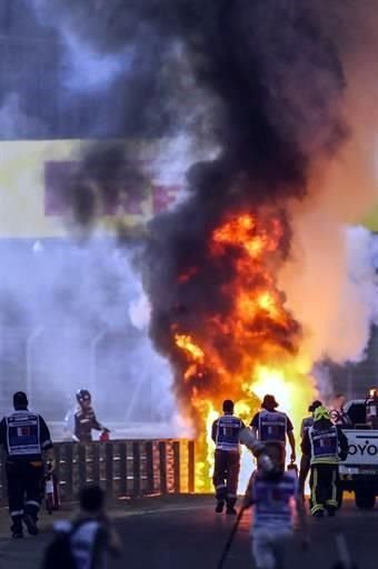 Por fortuna, Grosjean pudo salir por su propio pie tras unos segundos después.