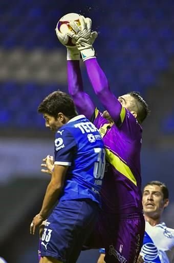 Stefan Medina le pelea un balón a Antony Silva.
