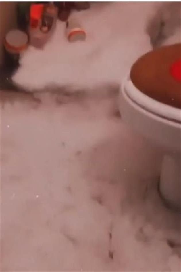 Su baño estaba lleno de granizo.