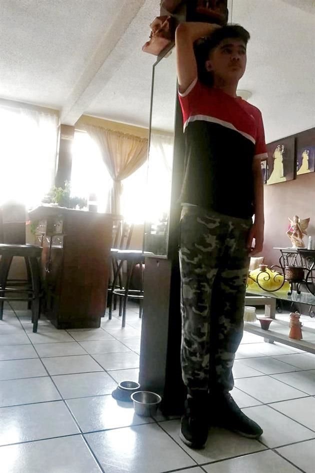 Juan Manuel tuvo que iniciar la secundaria en casa y dio el 'estirón' en confinamiento, pues pasó de 1.60 metros de estatura a 1.68 en un año.