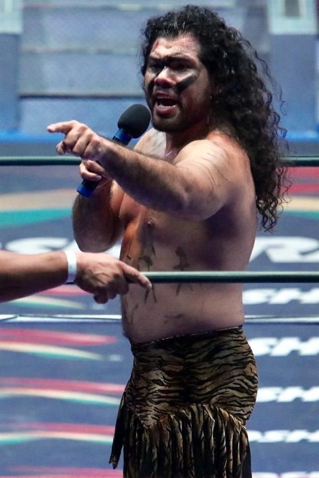 Brbaro Cavernario es una de las figuras de la lucha libre mexicana en el CMLL, sin embargo, al bajar del ring toma su calculadora para desempearse como contador.