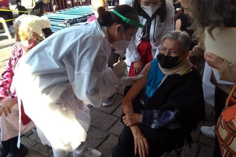 En Guadalajara habitan 238 mil 500 mayores de 60 años, según el Inegi, de los cuales, 52 mil 650 ya recibieron una primera dosis de la vacuna contra el Covid-19.