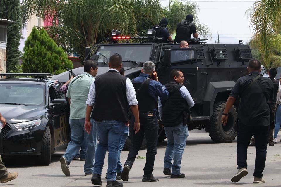 El tiroteo dejó saldo de dos sospechosos abatidos y tres detenidos, así como algunos agentes heridos, informó el titular de la Fiscalía de Jalisco.