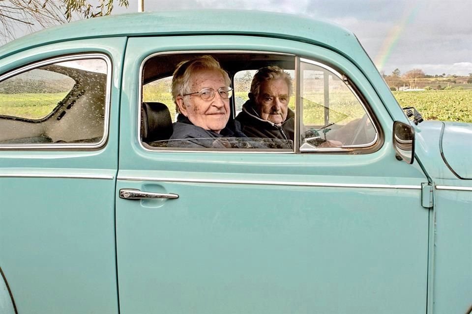 El encuentro entre Chomsky y Mujica (este último al volante de su viejo Volkswagen) sucedió en Uruguay durante un fin de semana de julio de 2017.