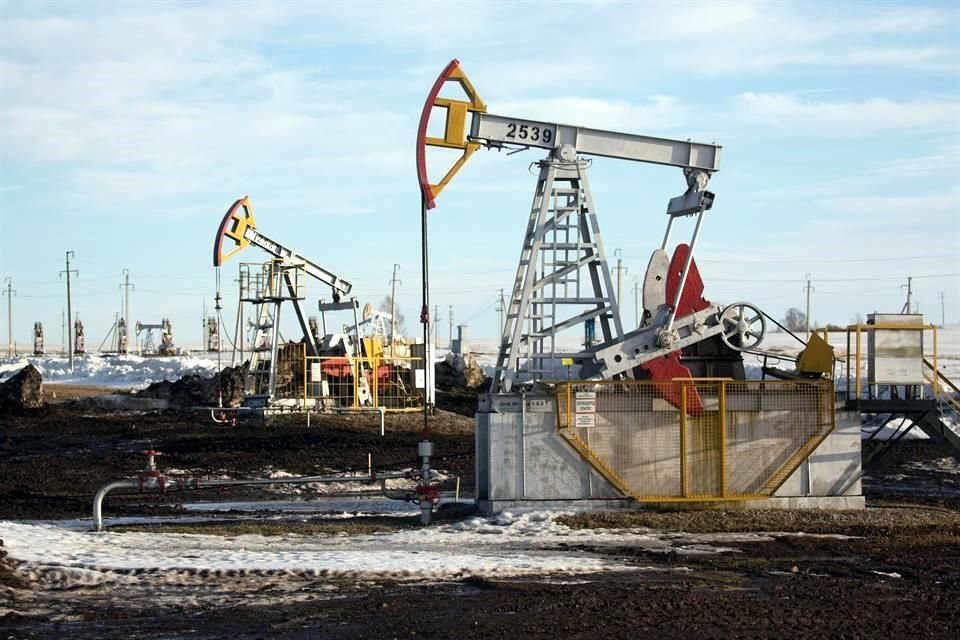 Un sondeo de Reuters mostró que la producción de petróleo de la OPEP subió en julio a su nivel más alto desde abril de 2020, lo que afectó a los precios.