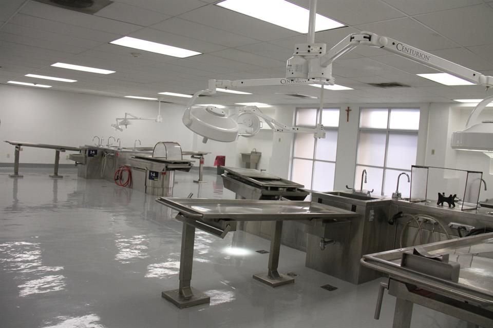 Personas que tienen familiares desaparecidos acudan a diario al Semefo, esperando encontrarlos, pero se topan con una institución rebasada.