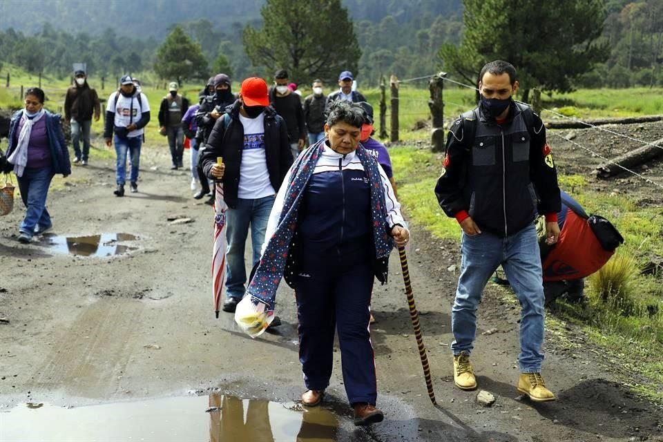 La búsqueda de sus desaparecidos llevó a los integrantes del colectivo a recorrer el Ajusco rastreando fosas.