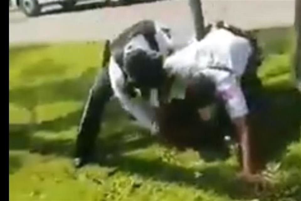 Policías viales someten a un joven que asegura ser menor de edad, presuntamente por resistirse a que el vehículo en que viajaba fuera remolcado en una grúa