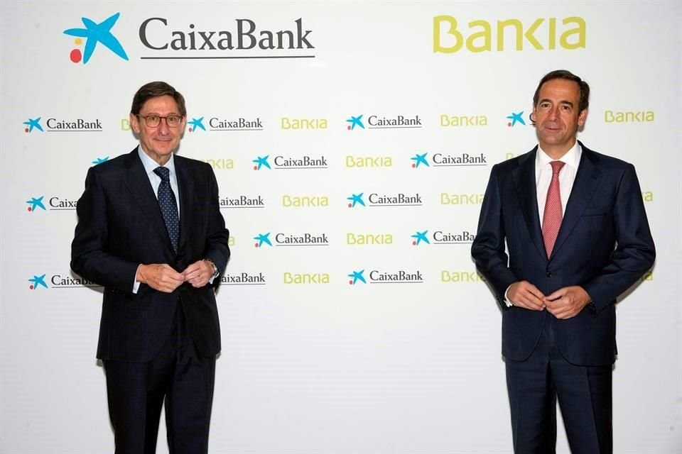 El presidente de Bankia, José Ignacio Goirigolzarri (izquierda), será presidente ejecutivo de la nueva entidad y Gonzalo Gortázar (derecha) será consejero delegado.