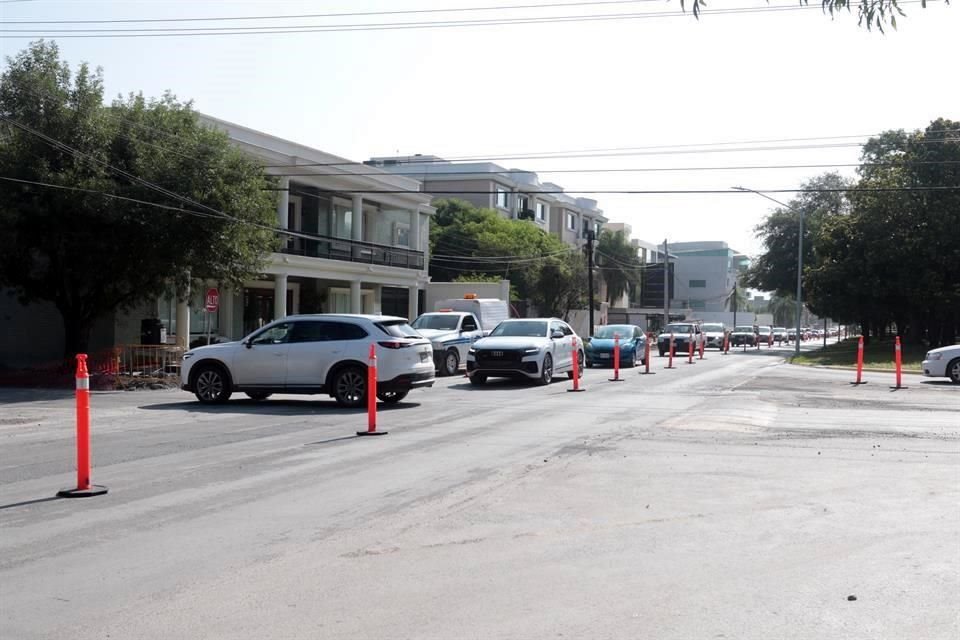 Las calles y entre calles de la Colonia Del Valle registran un incremento en su circulación ante la búsqueda de alternativas que hacen los conductores para escapar del atorón.