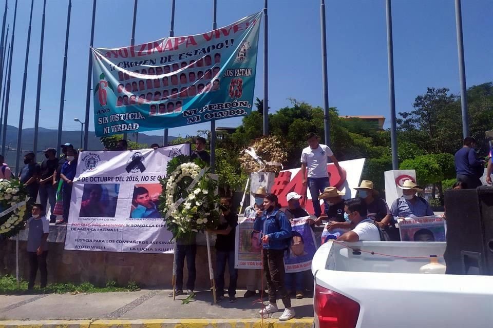 Los participantes en la movilización depositaron una ofrenda floral en el punto de la vía Chilpancingo-Tixtla donde fueron asesinados los dos normalistas.