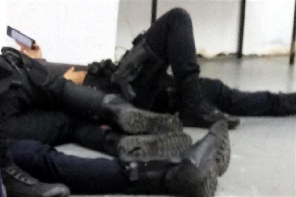 Las policías tienen que pasar su tiempo sentadas en el suelo, pues no hay mobiliario.