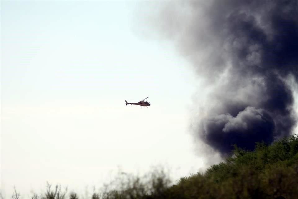 Desde un helicóptero las autoridades monitoreaban el control al incendio.
