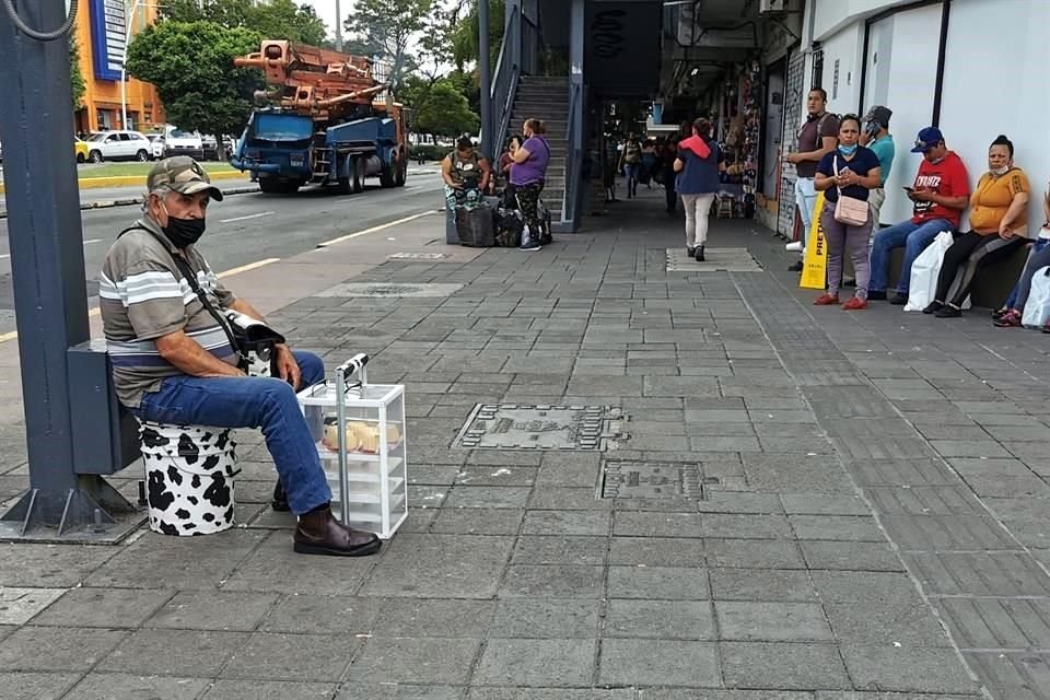 El Ayuntamiento de Guadalajara indicó que realizan en promedio dos operativos por día contra el ambulantaje en la Calzada Independencia.
