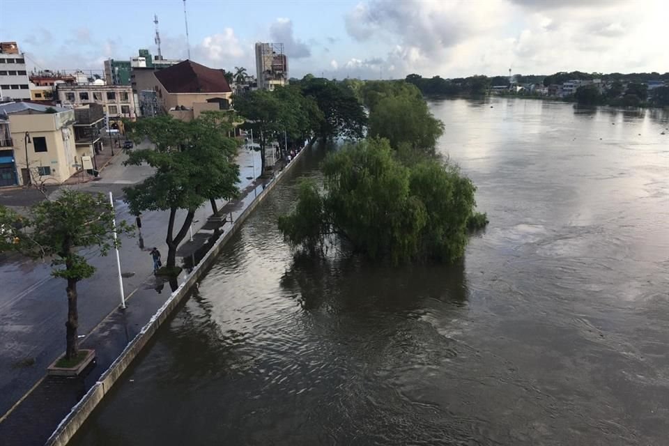El Gobernador de Tabasco informó que el nivel del agua del Río Grijalva aumentaría 15 centímetros esta tarde.