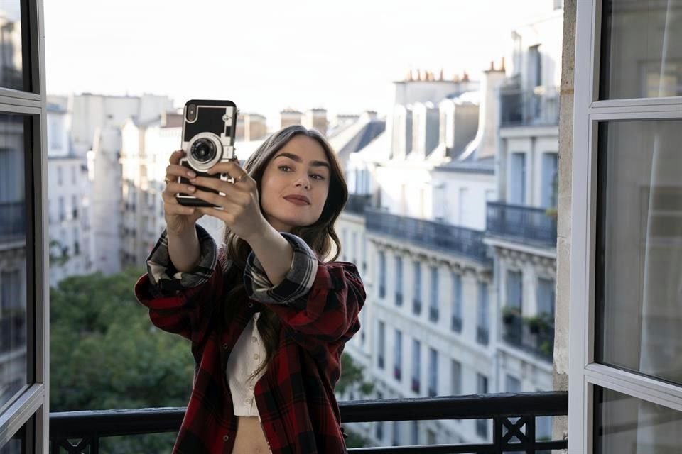 La serie 'Emily in Paris' fue renovada para una segunda temporada.
