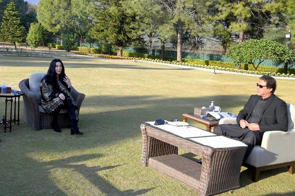 La cantante Cher viajó a Pakistán para liberar a un elefante en cautiverio. La también actriz se reunió con el Primer Ministro Imran Khan.