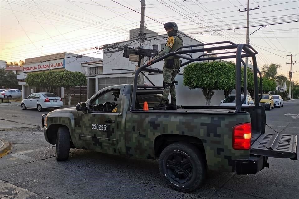 Alrededor de 50 soldados de la Sedena montaron un operativo y cerraron la Calle Tiburón tras detectar una presunta casa de seguridad.