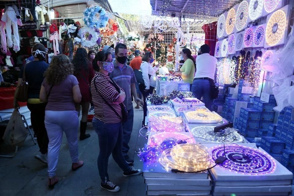 La Feria Navideña en el Jardín El Refugio vive gran concurrencia de clientes para buscar adornos para sus casas.