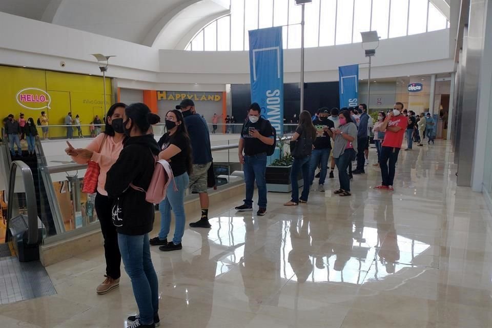 Con la página web caída, las filas en Plaza Galerías superaban las 120 personas en el interior del centro comercial.
