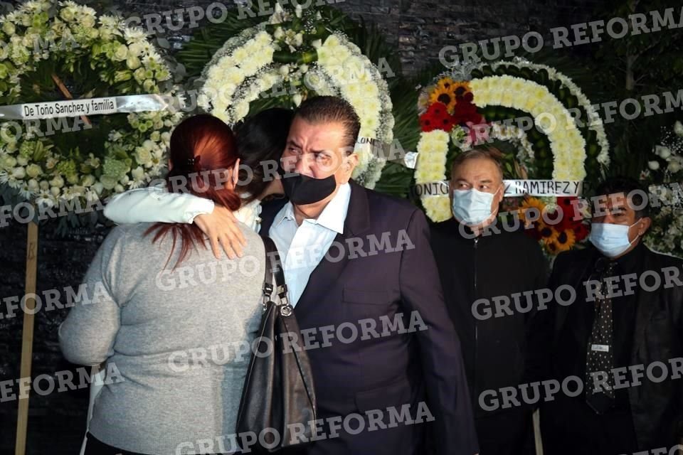 Entre lágrimas, el ex Secretario de Educación Francisco Ayón, dio el pésame a familiares.