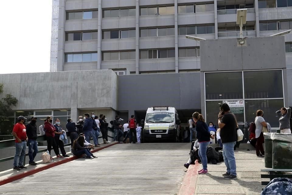 la ocupación hospitalaria llegó a 58.1 por ciento en el Estado - 66.06 por ciento en la metrópoli-, razón por la cual, Jalisco está en semáforo rojo.