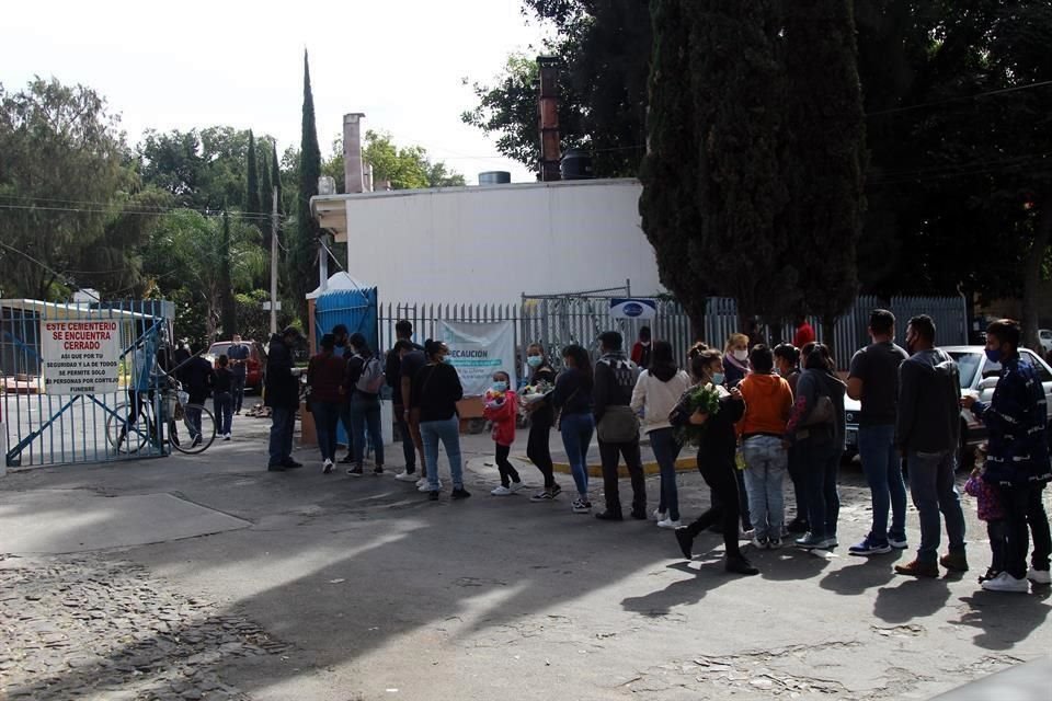 Decenas de personas hacen fila en el Panteón Guadalajara para despedir a sus seres queridos, una imagen que se ha repetido a diario durante las últimas semanas.