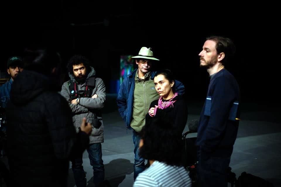Craig Whitney (der.) y Estefanía Bonilla (centro) en la producción de 'La Nota Roja'.