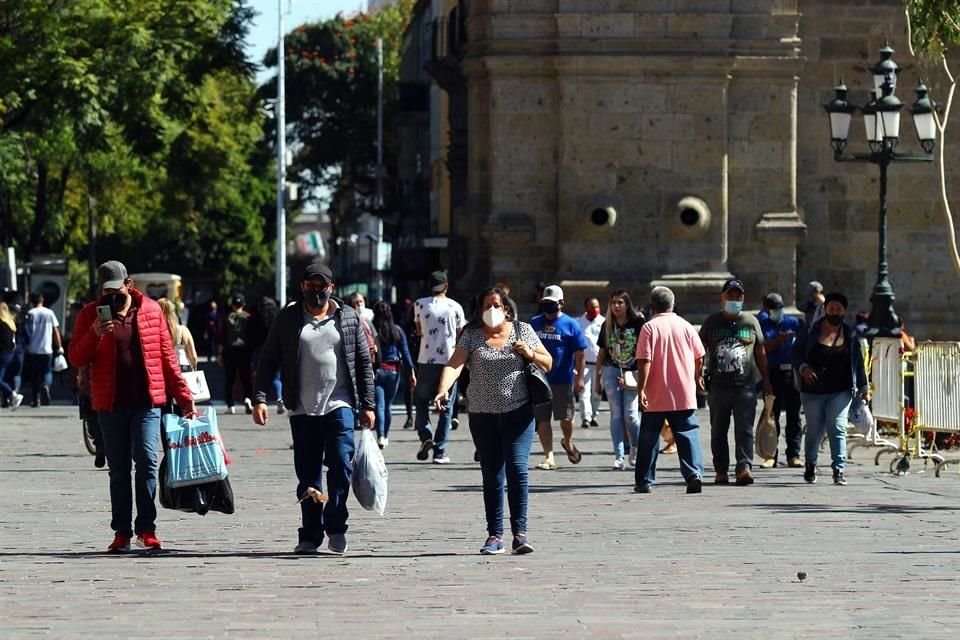 Este domingo, las calles del Centro de Guadalajara matuvieron la tónica de los últimos meses: con decenas de transeúntes, pese a la colocación de vallas.