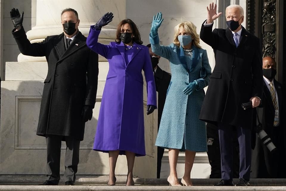 Para la toma de protesta de Estados Unidos las nuevas Vicepresidenta y Primera Dama, Kamala Harris y Jill Biden, ocuparon conjuntos a media pierna combinados con abrigos ligeros por encima.