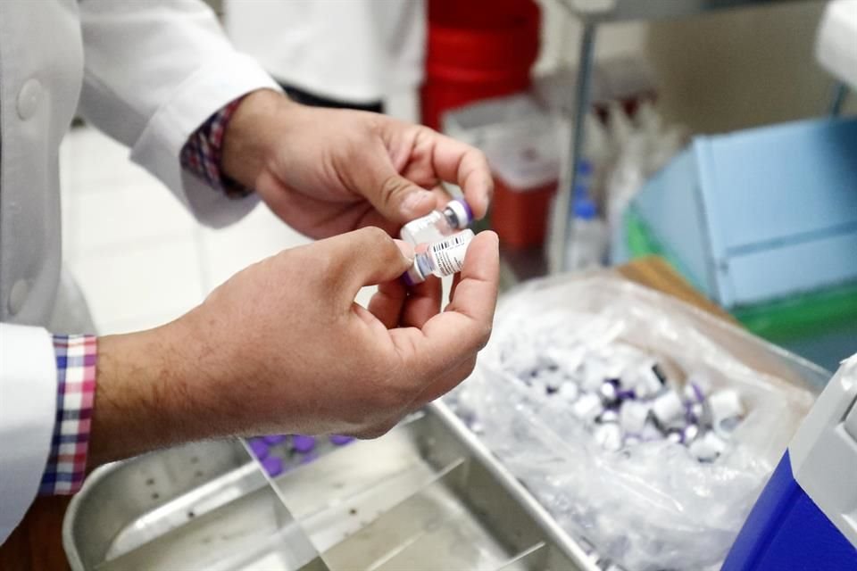Empleados de laboratorios privados, crceles y Semefo, entre otros, recibieron la promera dosis de vacuna Pfizer-BioNTech.
