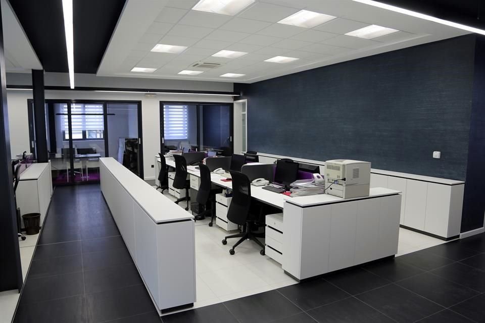 El sistema de luminarias ya se ha colocado en algunos espacios, como oficinas, para comprobar su efectividad.