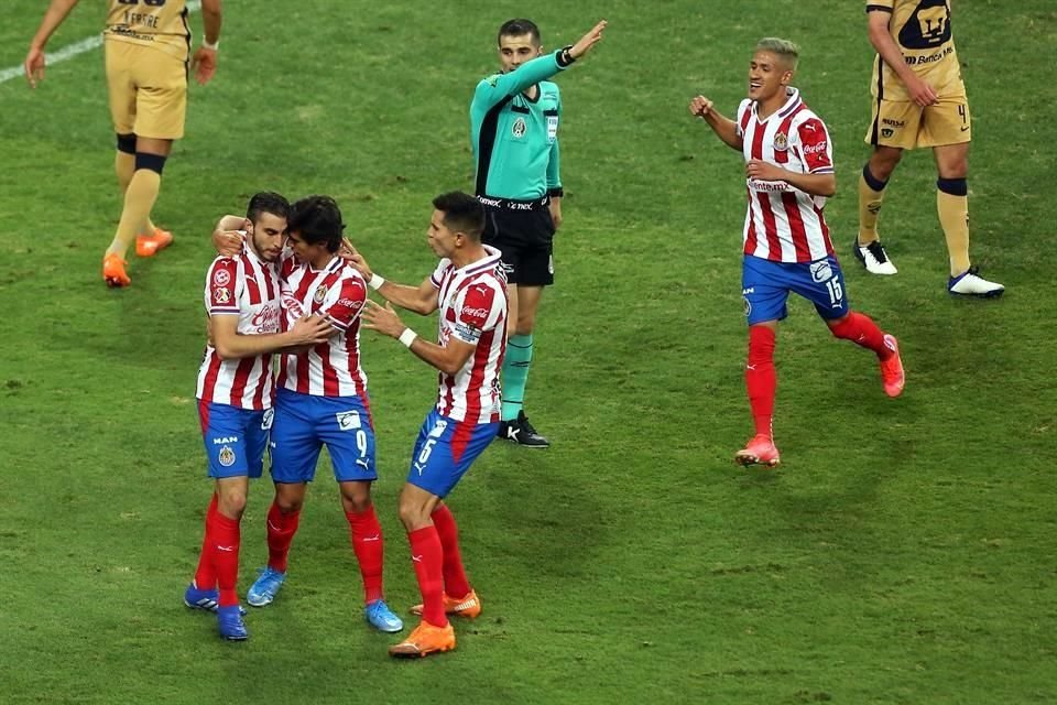 Chivas logró su segunda victoria del torneo al remontar el marcador y vencer 2-1 a los Pumas.