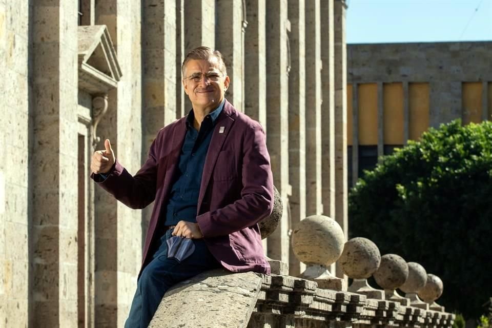 El ex rector de la UdeG, Tonatihu Bravo Padilla, va por Guadalajara.