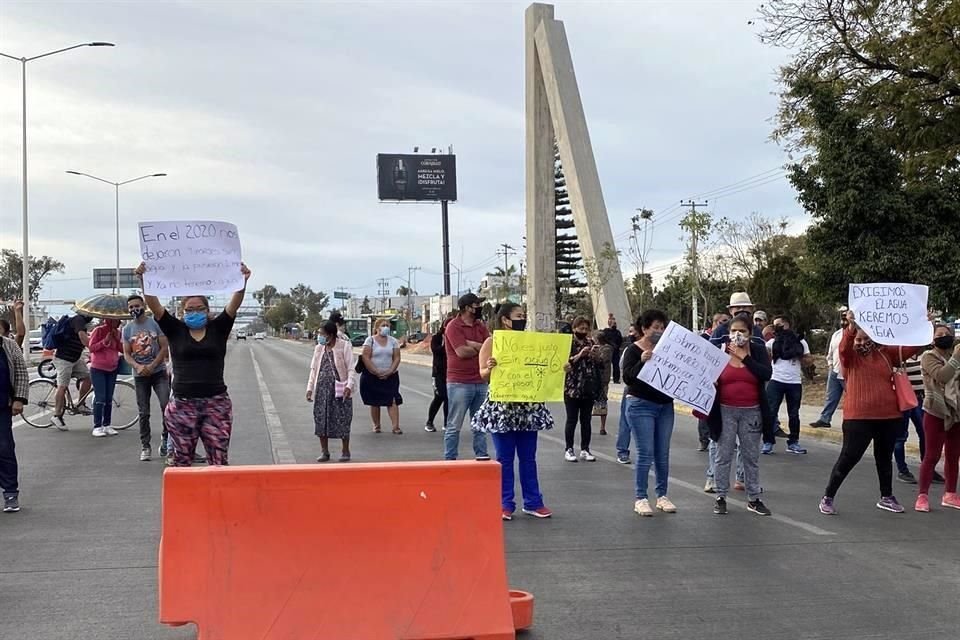 En la protesta participaron habitantes de la Colonia Nuevo Vergel, La Martinica, Agua Fría, Lomas del Centinela y algunos de Tabachines.