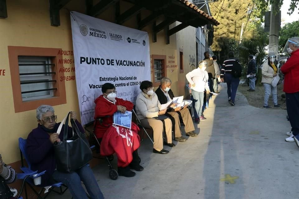 MURAL realizó un recorrido el lunes en ese punto de vacunación y comprobó que piden documentos oficiales a los ciudadanos que buscan recibir la inmunización.