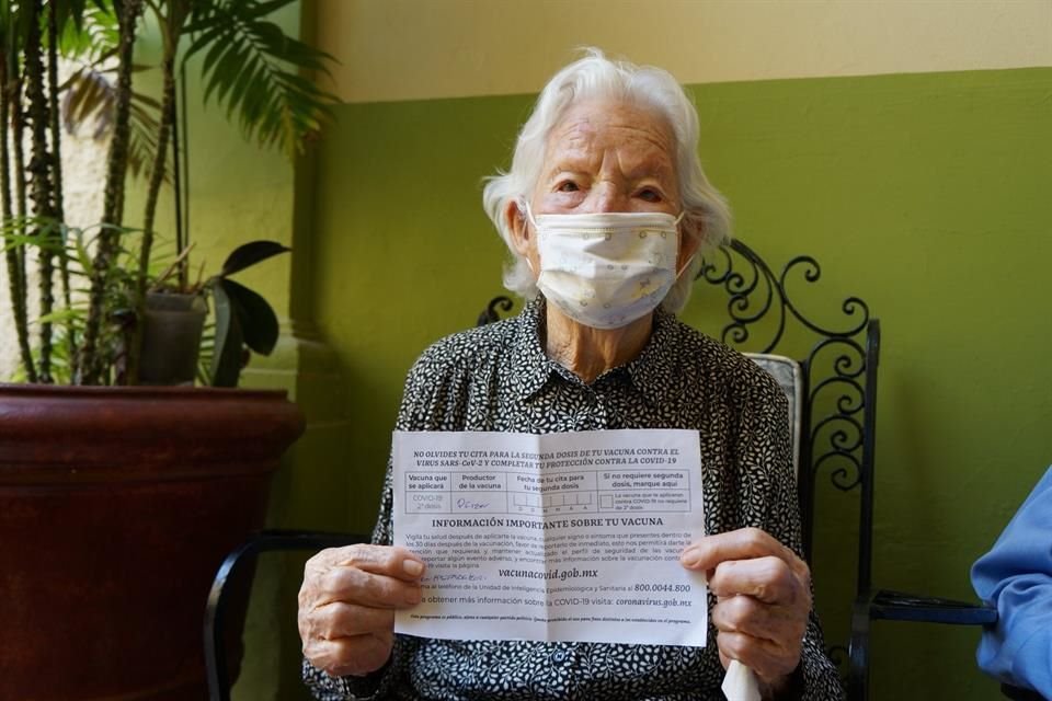 Mara de Jess Arias tiene 104 aos de edad y hoy recibi la primera dosis de la vacuna contra el SARS-CoV-2 en Tlaquepaque.