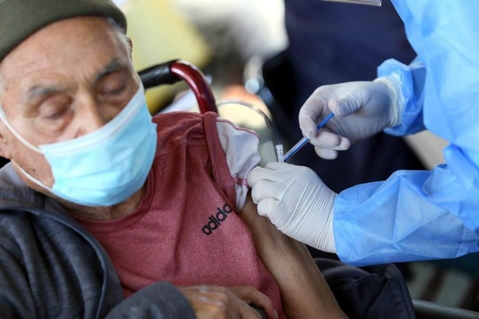 La vacunación en Guadalajara no será por orden alfabético y se hará según la llegada de los adultos mayores a los centros, informó SSJ.