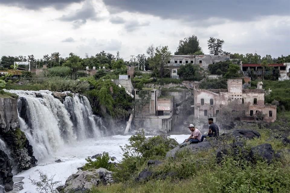 El agua del Río Santiago supera por mucho los límites máximos de contaminantes establecidos en normas oficiales mexicanas, lo que provoca daños en salud tras una exposición prolongada.