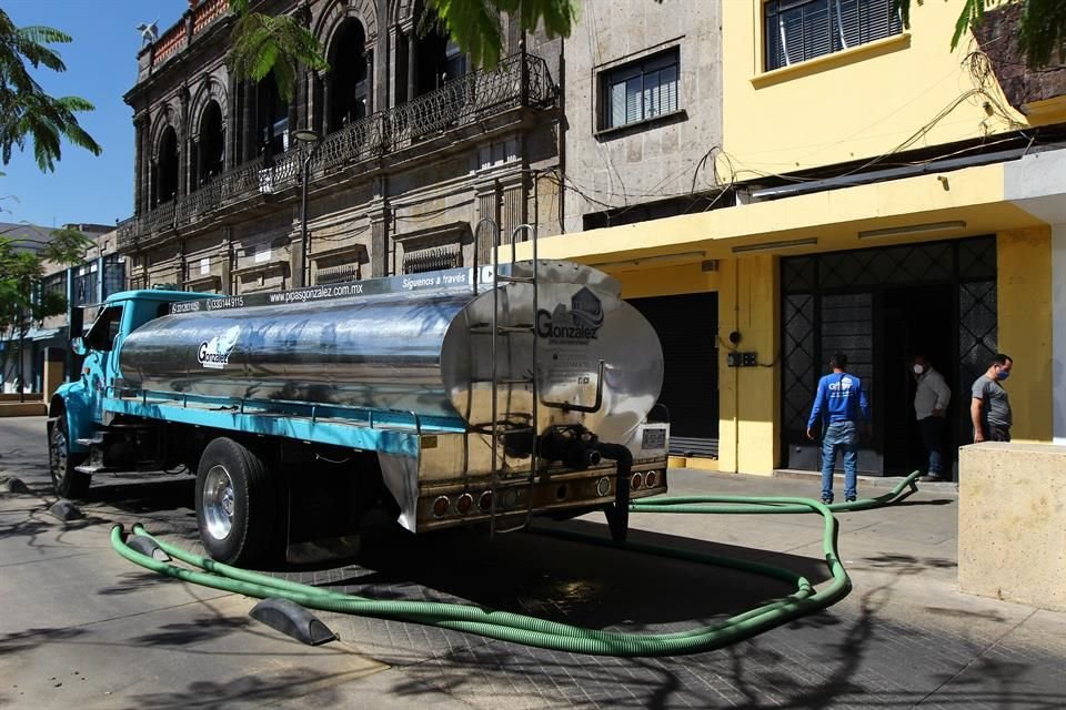 Vecinos del Centro de Guadalajara acusan tarifas excesivas de pipas privadas por otorgar el servicio.