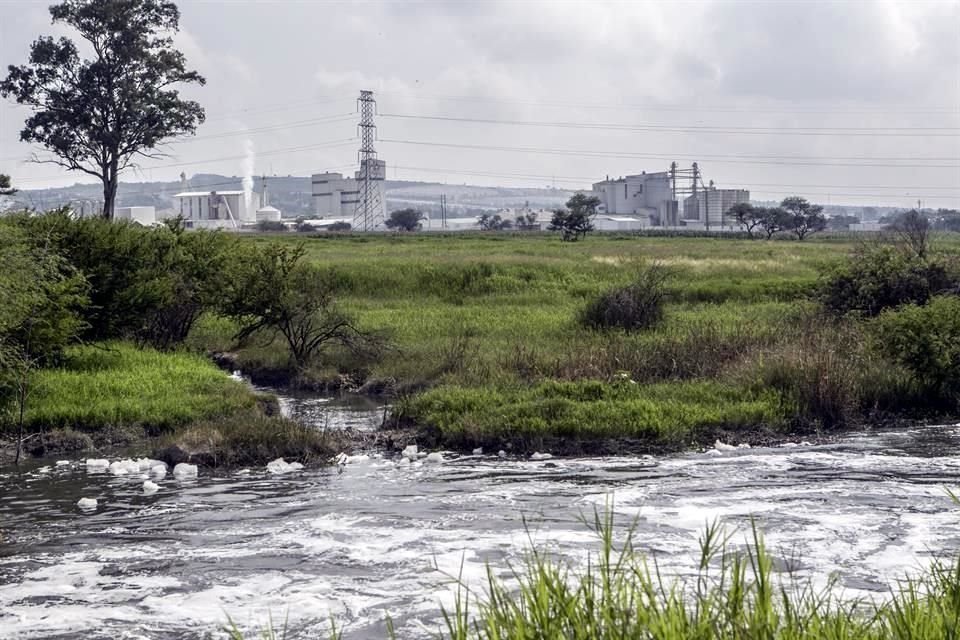 En 2020, el Siapa incrementó el porcentaje de líquido que extrae del Río Santiago, lo que especialistas consideran riesgoso por los contaminantes que no se miden ni se eliminan.